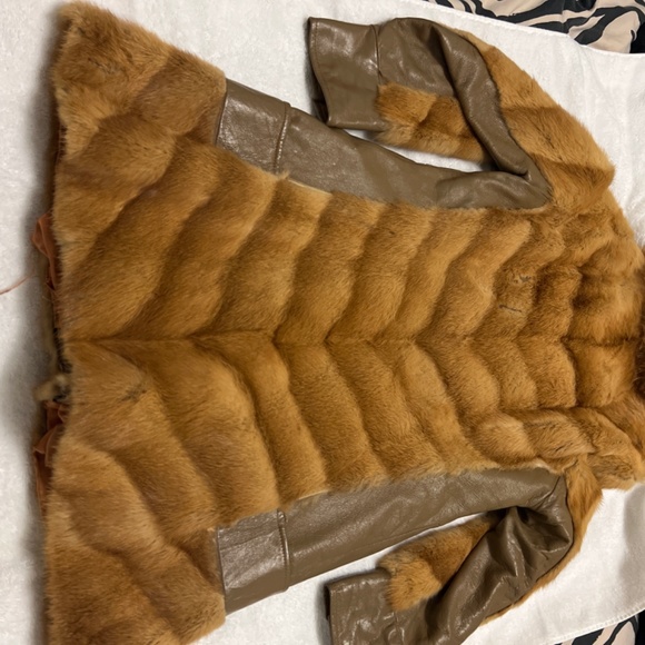 Knee length fur coat - Picture 3 of 3